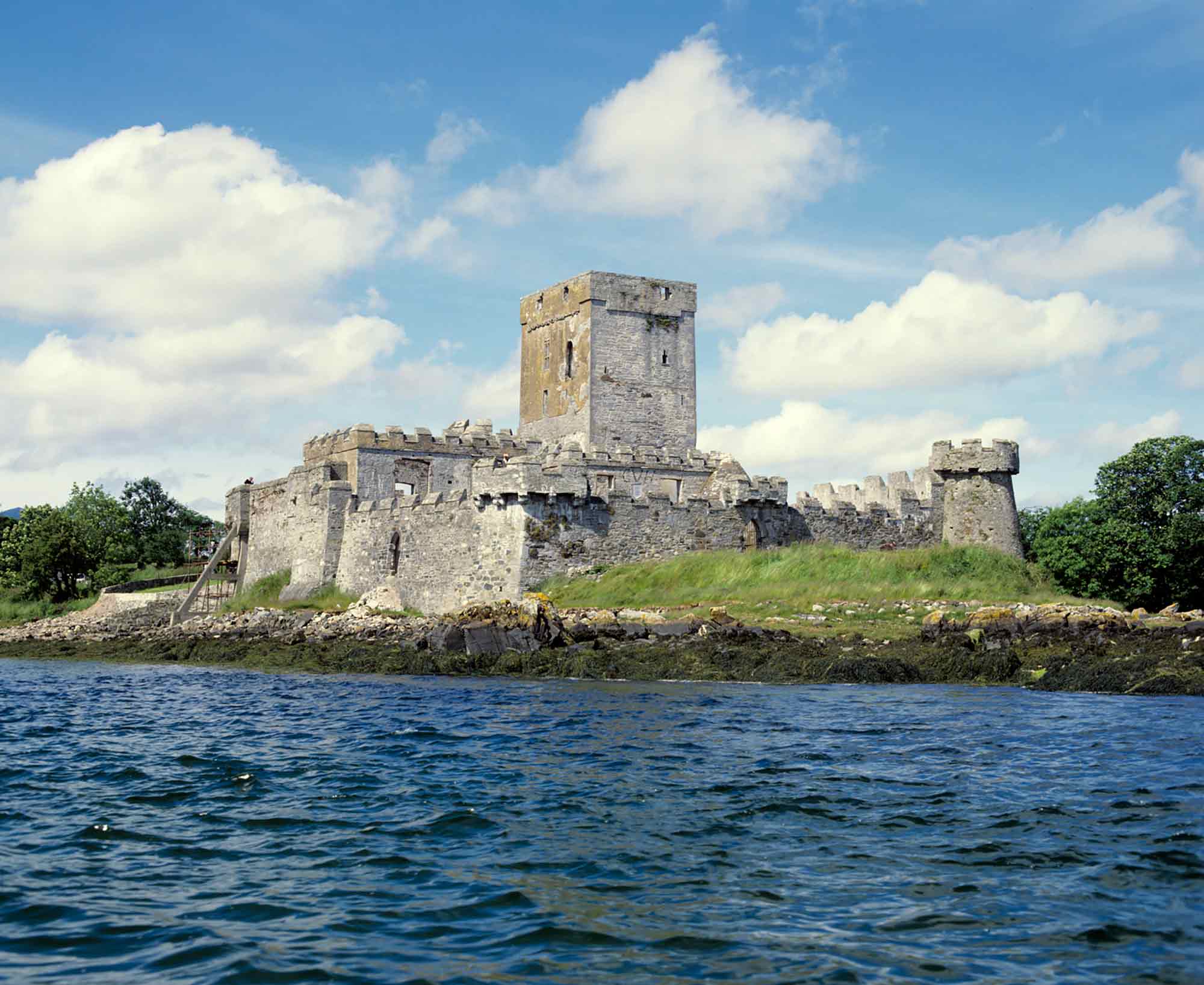 https://mdw-travel-data-us-east-1.s3.amazonaws.com/img/country/Ireland/Doe-Castle/img_03.jpg