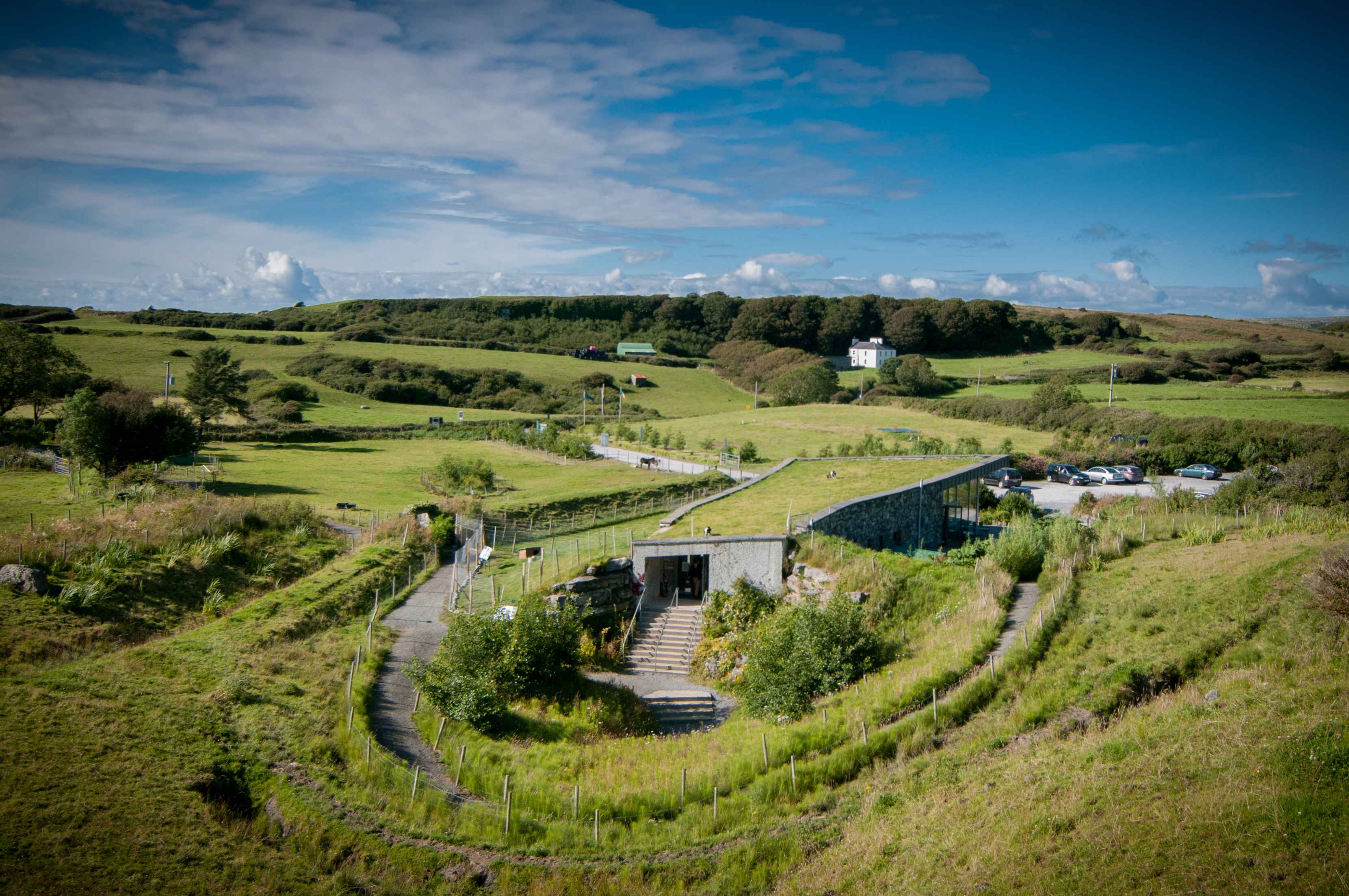 https://mdw-travel-data-us-east-1.s3.amazonaws.com/img/country/Ireland/Doolin-Cave/img_01.jpg