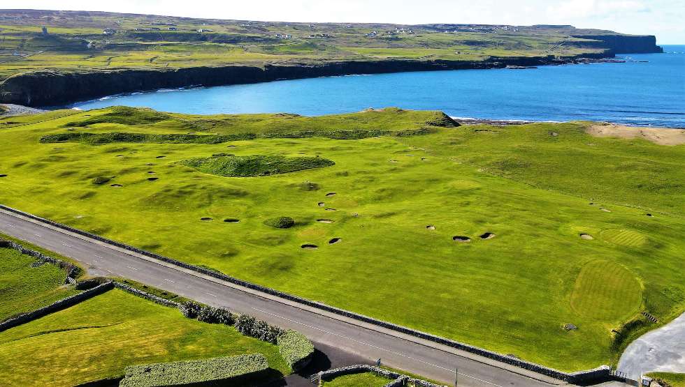 https://mdw-travel-data-us-east-1.s3.amazonaws.com/img/country/Ireland/Doolin-Pitch-and-Putt/img_01.jpg