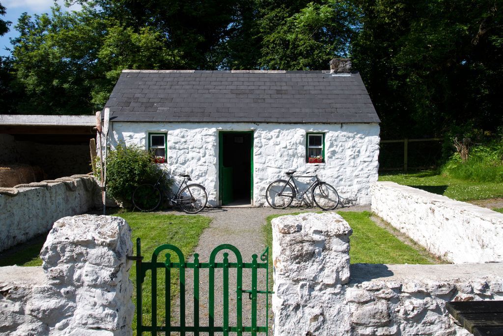 https://mdw-travel-data-us-east-1.s3.amazonaws.com/img/country/Ireland/Dun-na-Si-Heritage-Centre/img_02.jpg