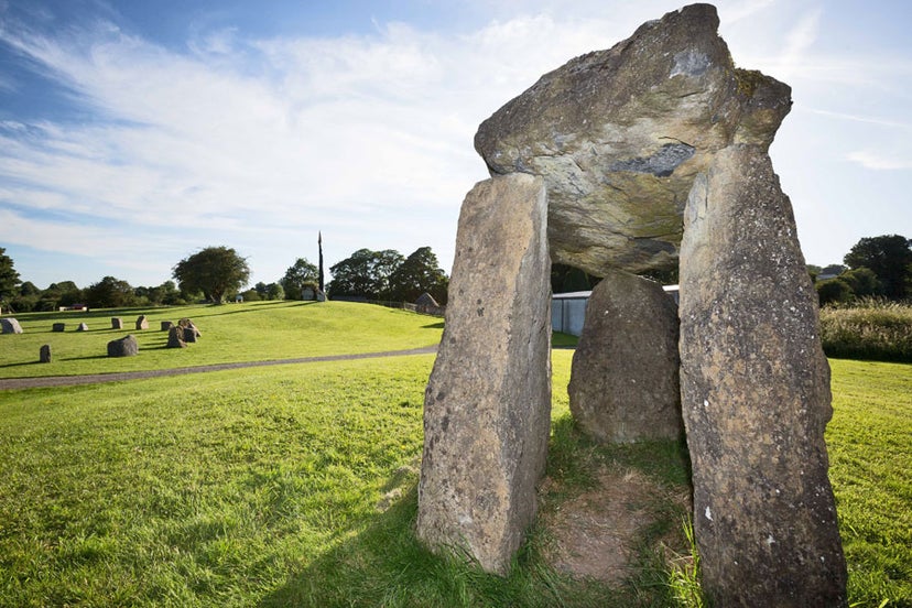 https://mdw-travel-data-us-east-1.s3.amazonaws.com/img/country/Ireland/Dun-na-Si-Heritage-Centre/img_03.jpg