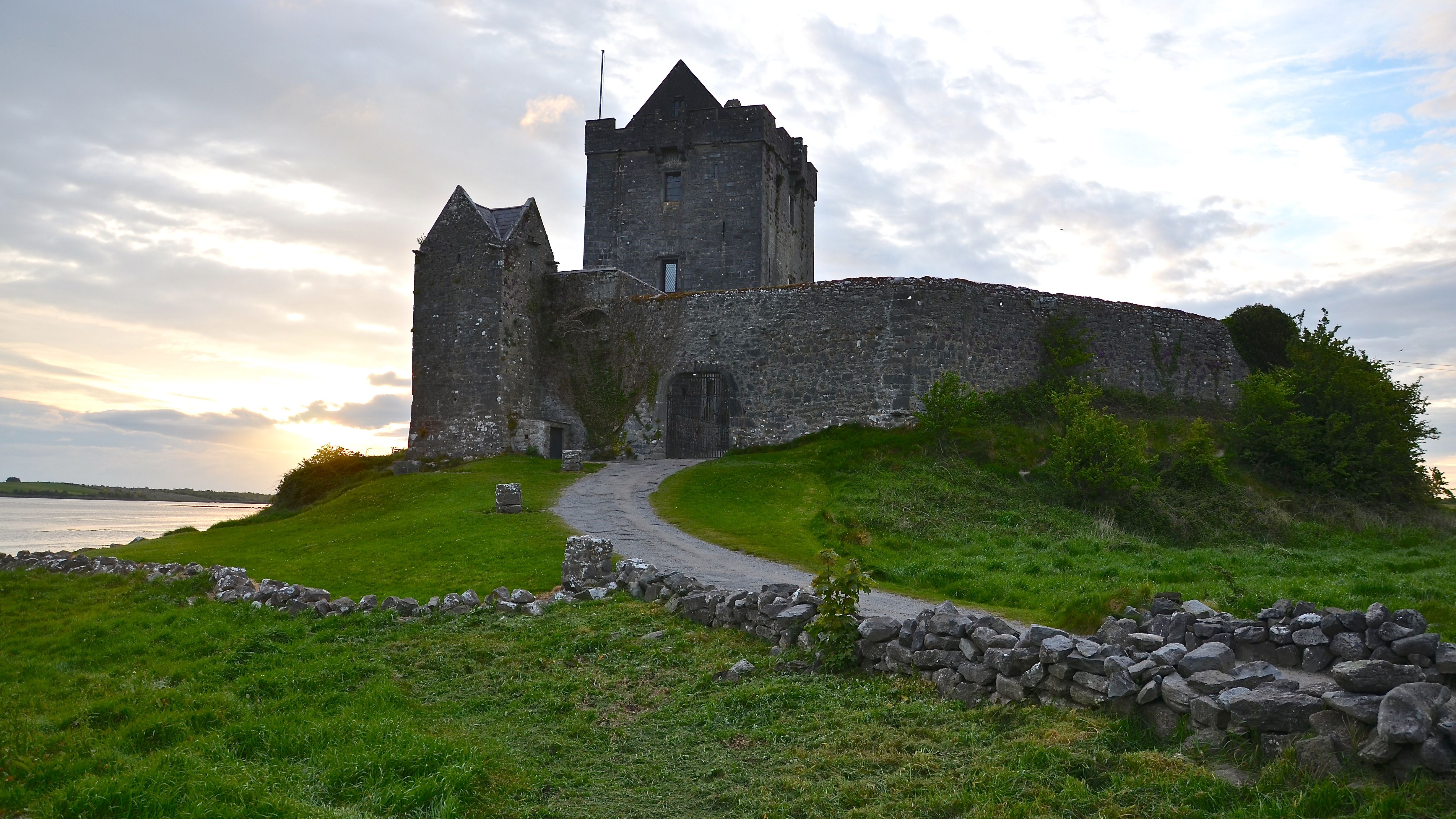 https://mdw-travel-data-us-east-1.s3.amazonaws.com/img/country/Ireland/Dunguaire-Castle/img_01.jpg