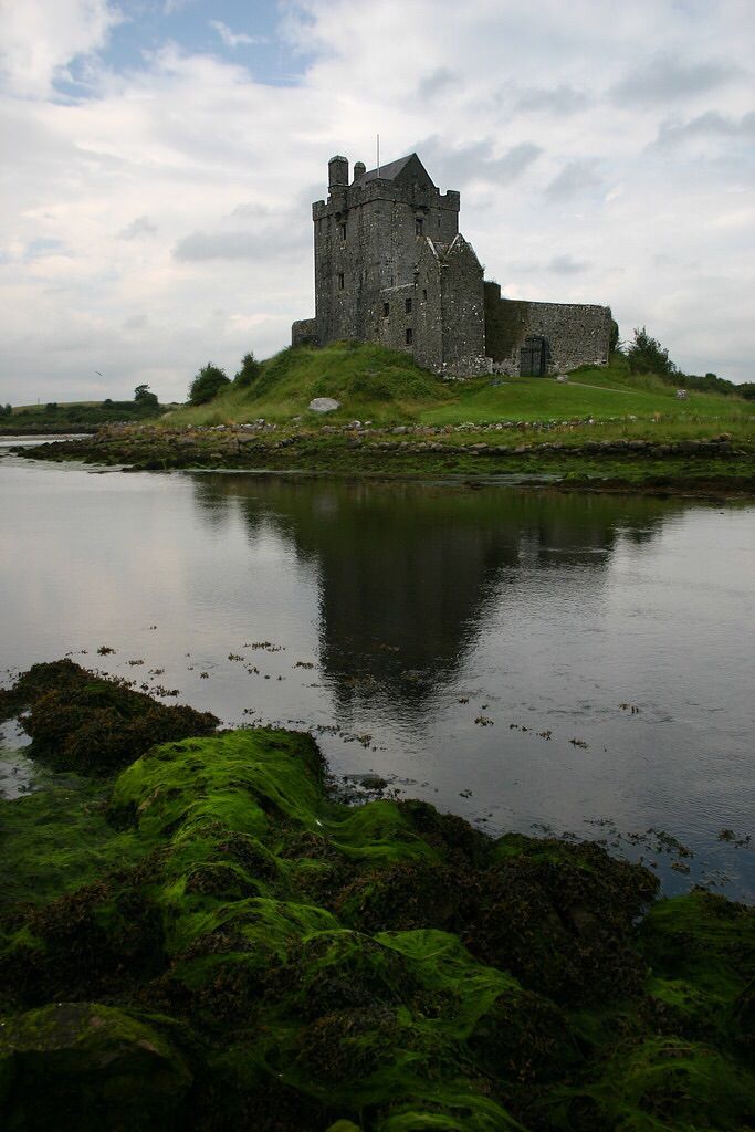 https://mdw-travel-data-us-east-1.s3.amazonaws.com/img/country/Ireland/Dunguaire-Castle/img_02.jpg