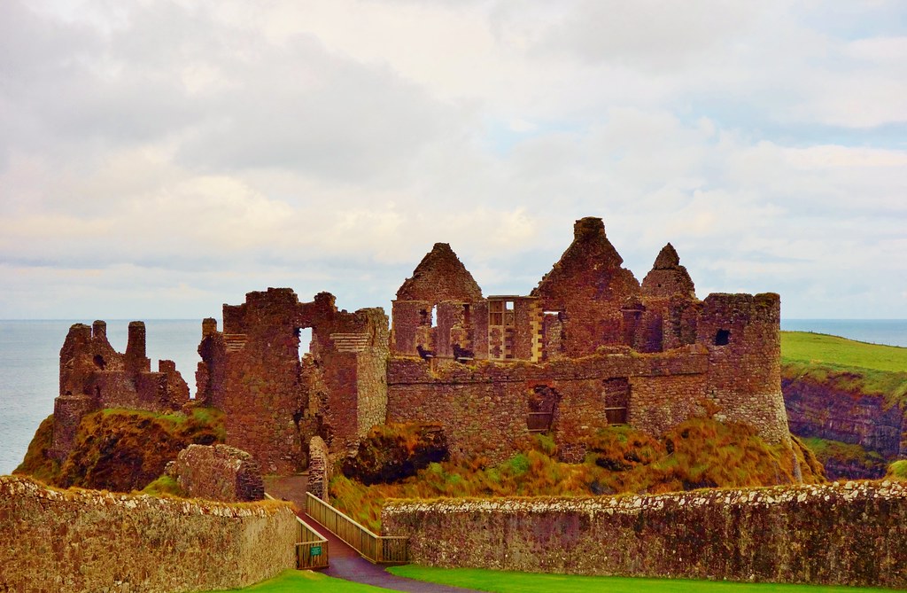 https://mdw-travel-data-us-east-1.s3.amazonaws.com/img/country/Ireland/Dunluce-Castle/img_02.jpg