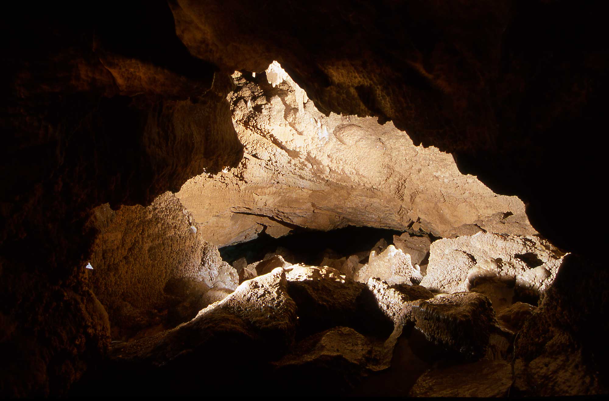 https://mdw-travel-data-us-east-1.s3.amazonaws.com/img/country/Ireland/Dunmore-Cave/img_01.jpg