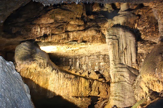 https://mdw-travel-data-us-east-1.s3.amazonaws.com/img/country/Ireland/Dunmore-Cave/img_03.jpg
