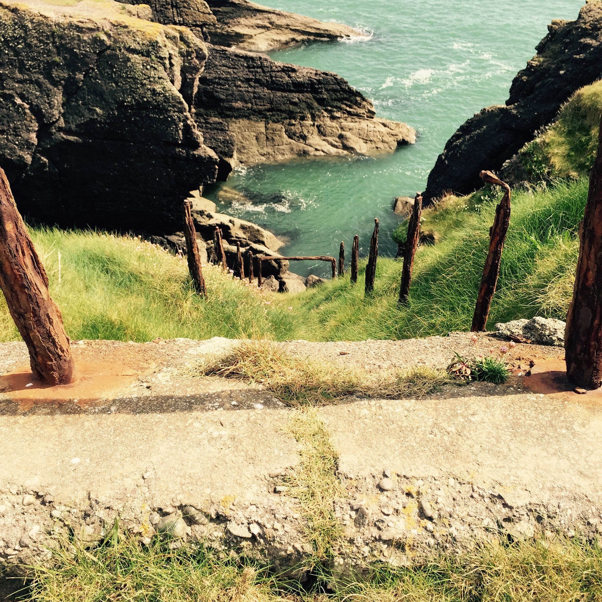 https://mdw-travel-data-us-east-1.s3.amazonaws.com/img/country/Ireland/Dunmore-East/img_03.jpg