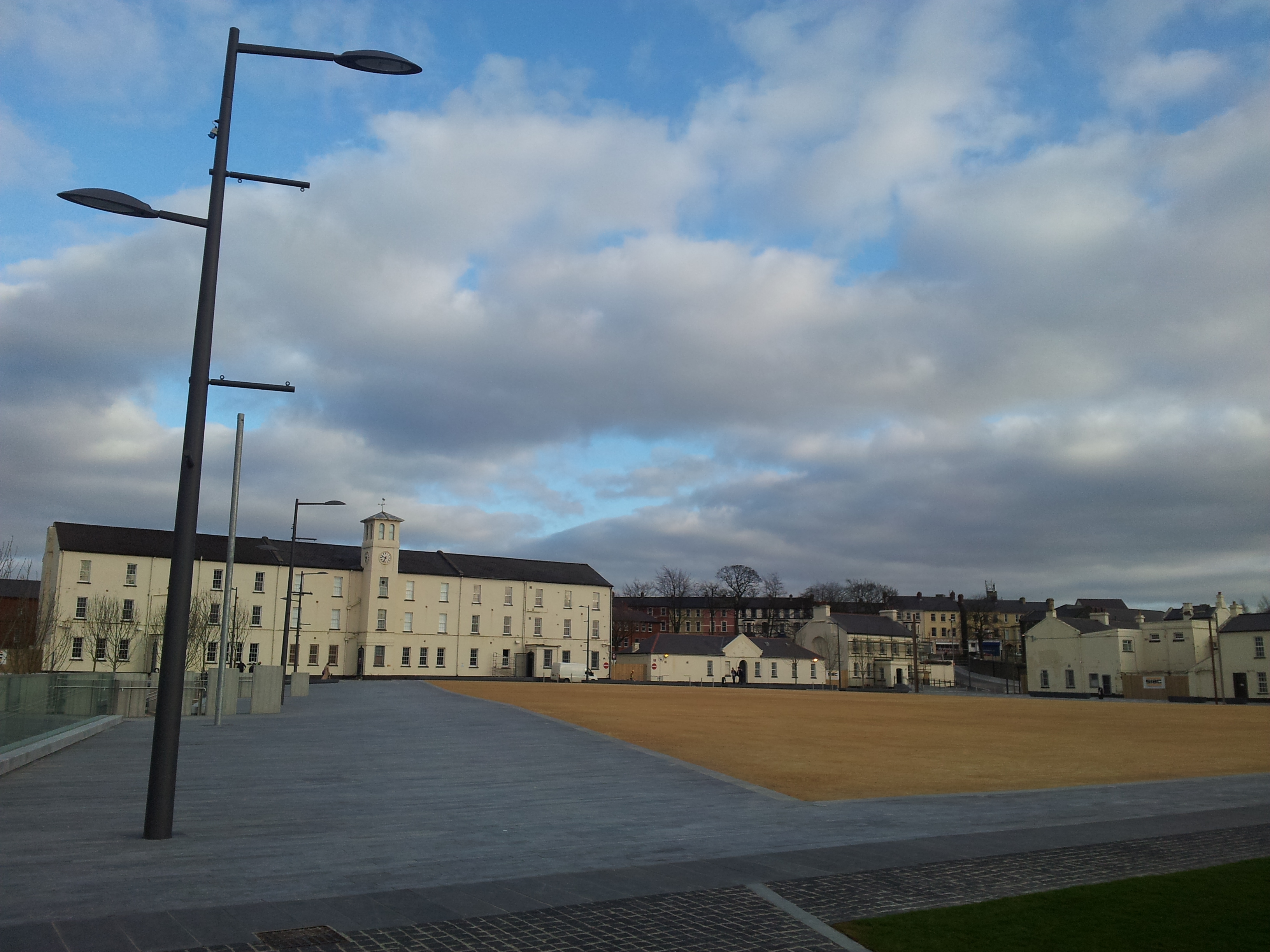 https://mdw-travel-data-us-east-1.s3.amazonaws.com/img/country/Ireland/Ebrington-Square/img_02.jpg
