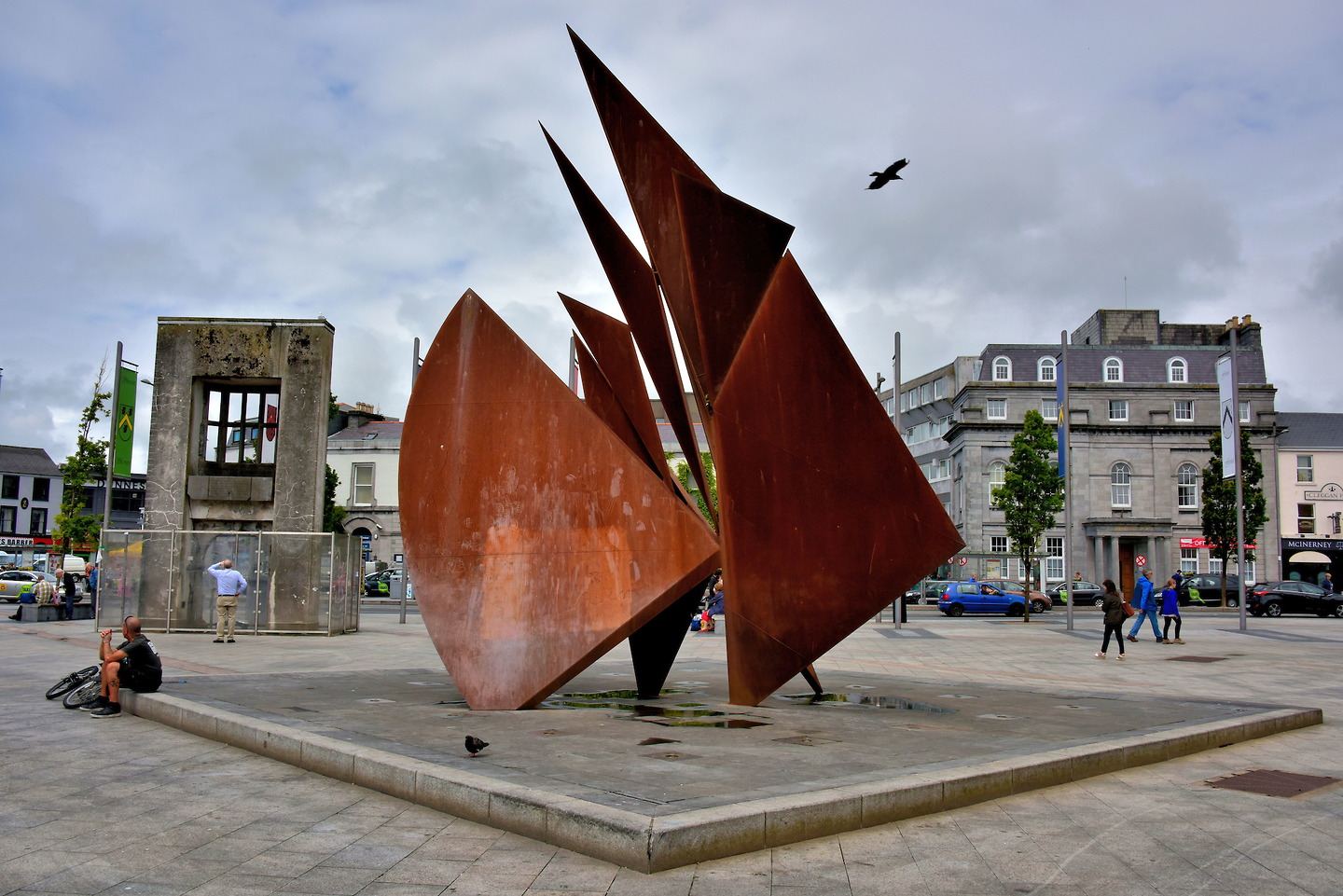 https://mdw-travel-data-us-east-1.s3.amazonaws.com/img/country/Ireland/Eyre-Square/img_01.jpg