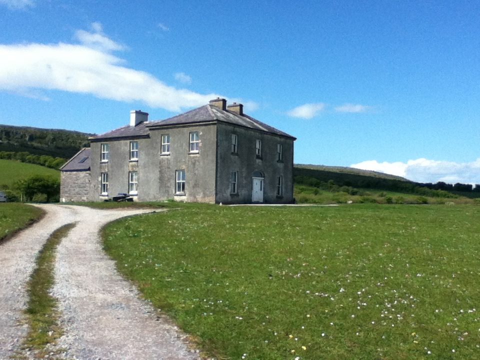 https://mdw-travel-data-us-east-1.s3.amazonaws.com/img/country/Ireland/Father-Teds-House/img_03.jpg