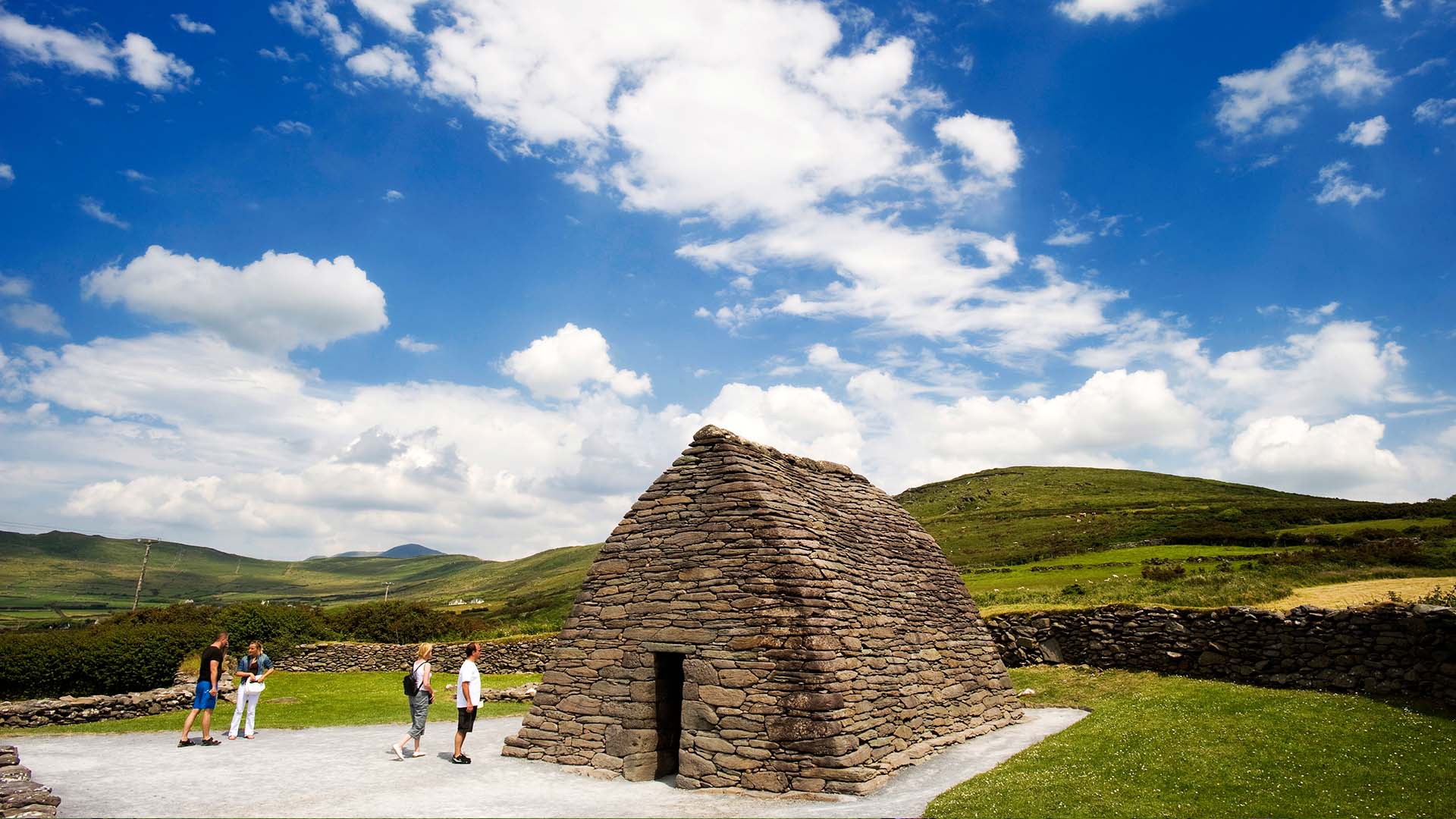 https://mdw-travel-data-us-east-1.s3.amazonaws.com/img/country/Ireland/Gallarus-Beach/img_02.jpg