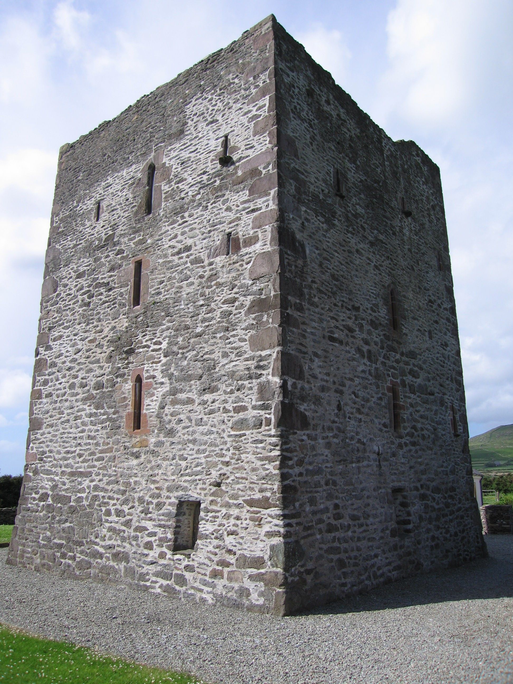 https://mdw-travel-data-us-east-1.s3.amazonaws.com/img/country/Ireland/Gallarus-Castle/img_01.jpg