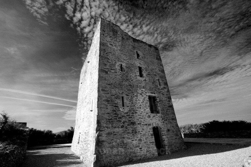 https://mdw-travel-data-us-east-1.s3.amazonaws.com/img/country/Ireland/Gallarus-Castle/img_03.jpg