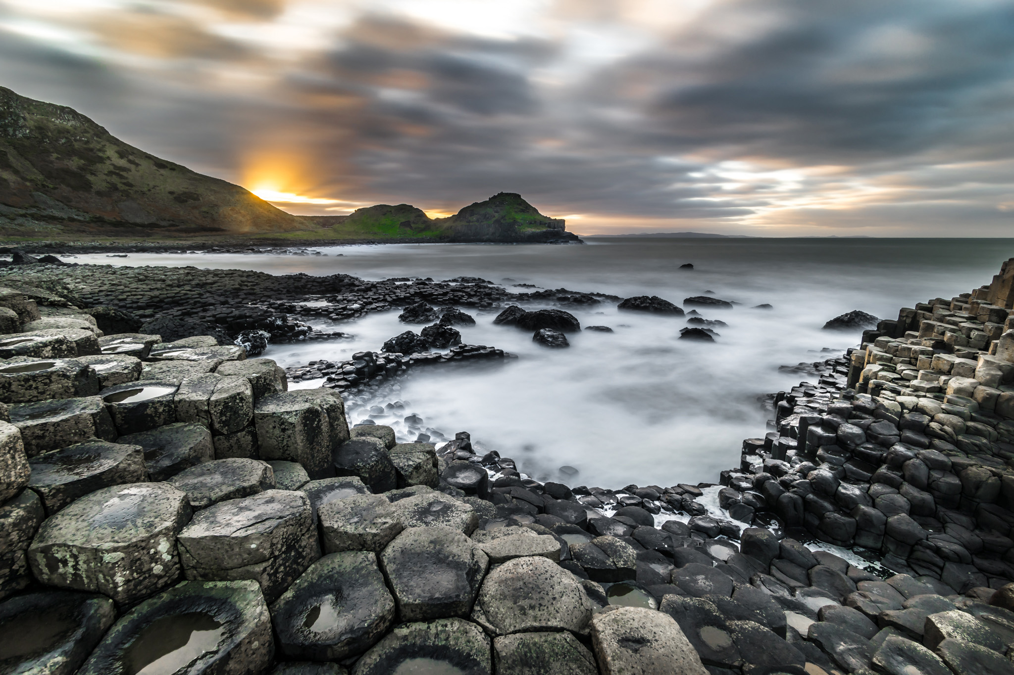 https://mdw-travel-data-us-east-1.s3.amazonaws.com/img/country/Ireland/Giants-Causeway/img_01.jpg