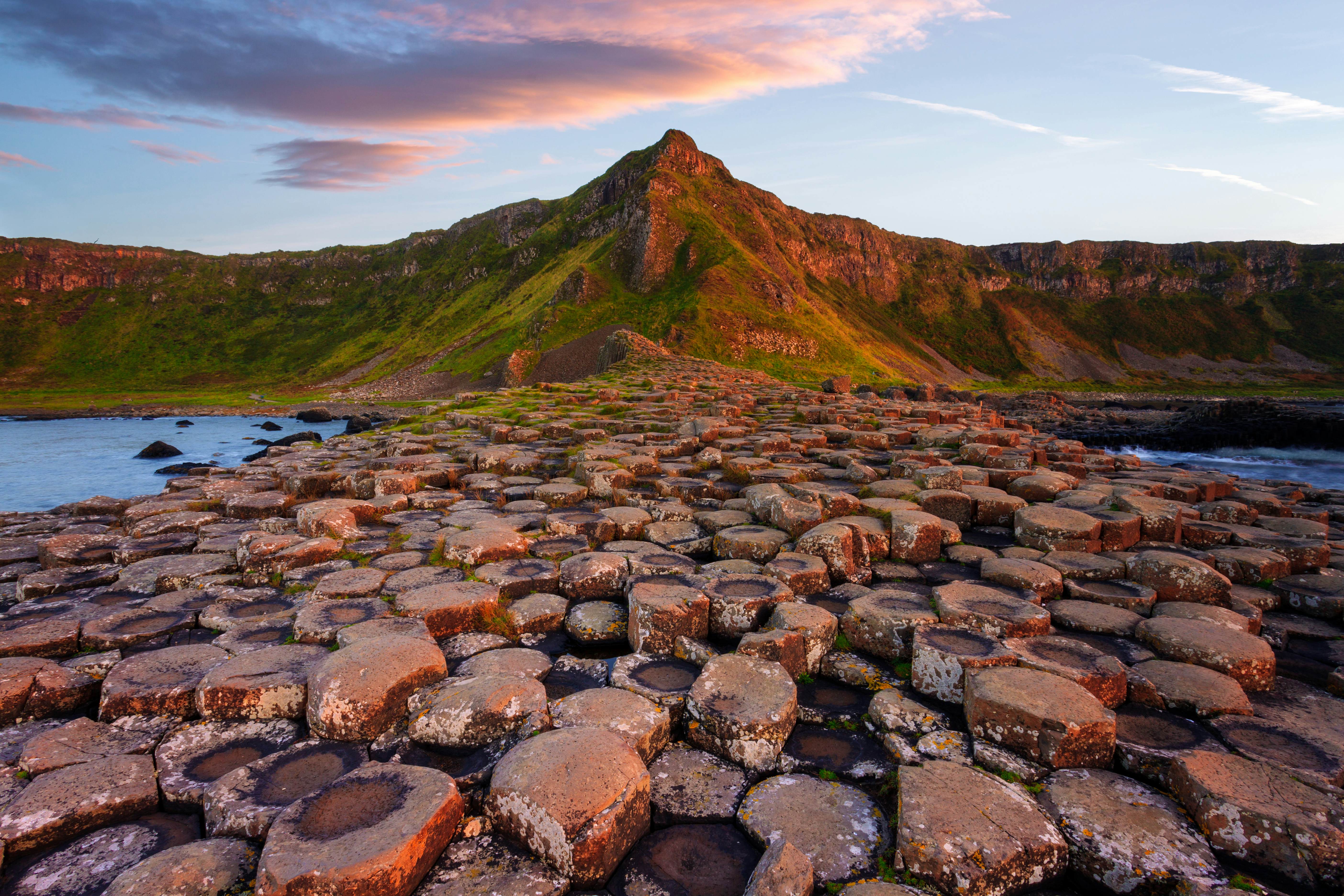 https://mdw-travel-data-us-east-1.s3.amazonaws.com/img/country/Ireland/Giants-Causeway/img_03.jpg