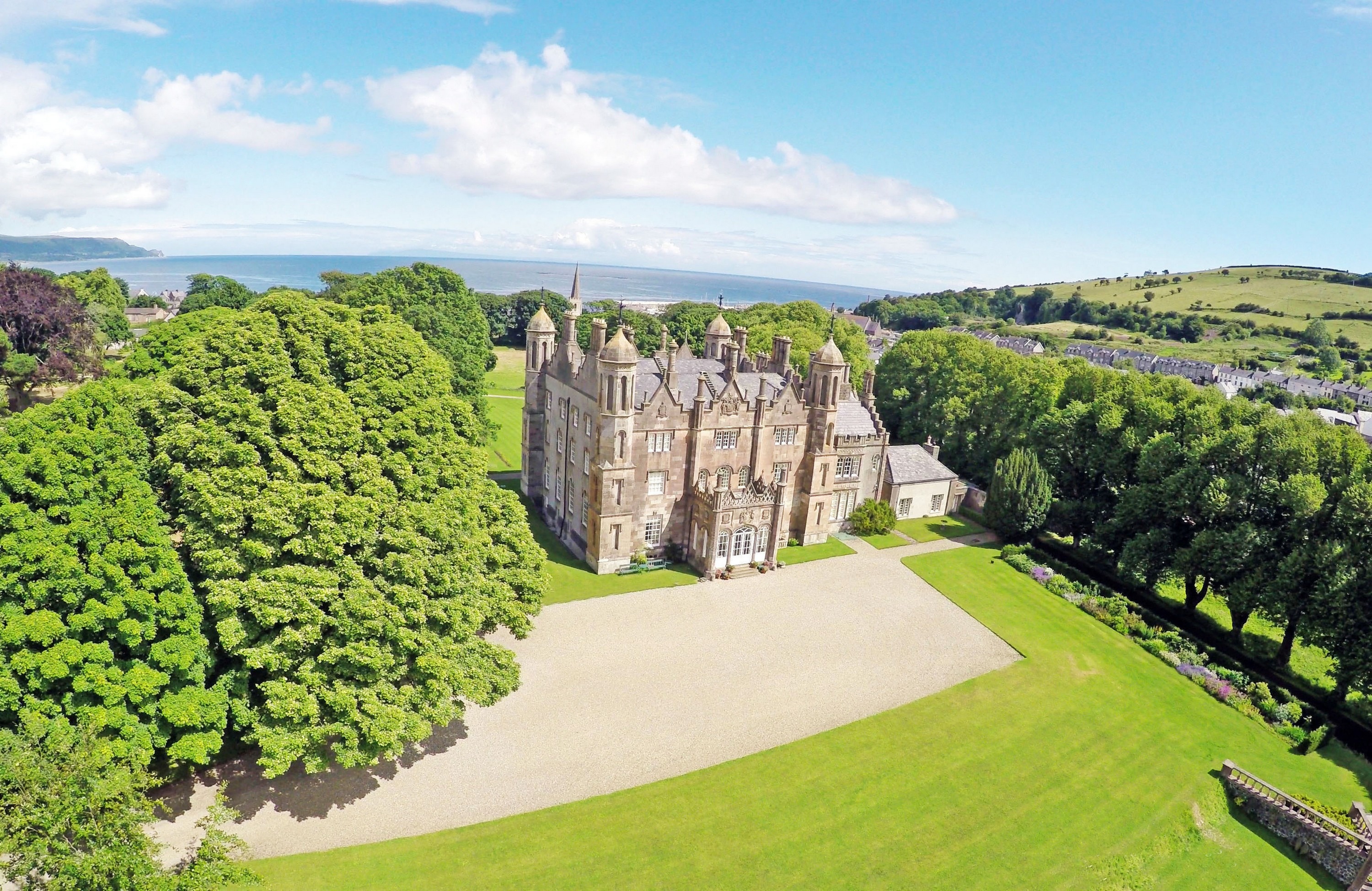 https://mdw-travel-data-us-east-1.s3.amazonaws.com/img/country/Ireland/Glenarm-Castle/img_02.jpg