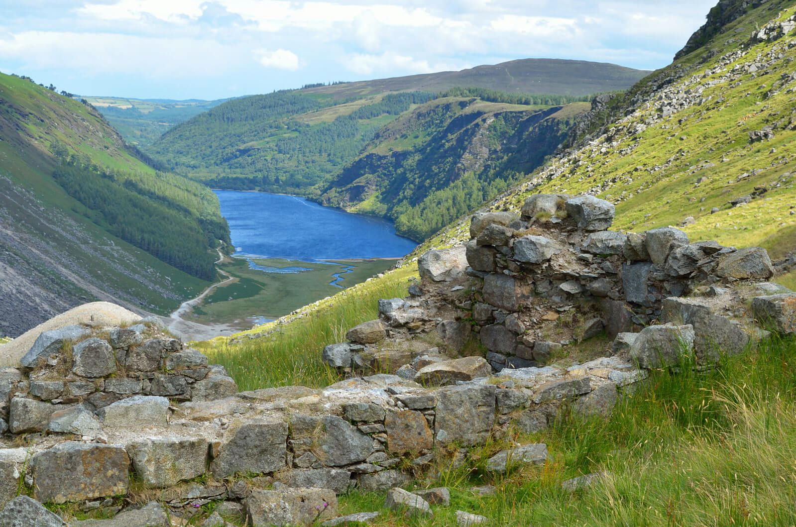 https://mdw-travel-data-us-east-1.s3.amazonaws.com/img/country/Ireland/Glendalough/img_03.jpg