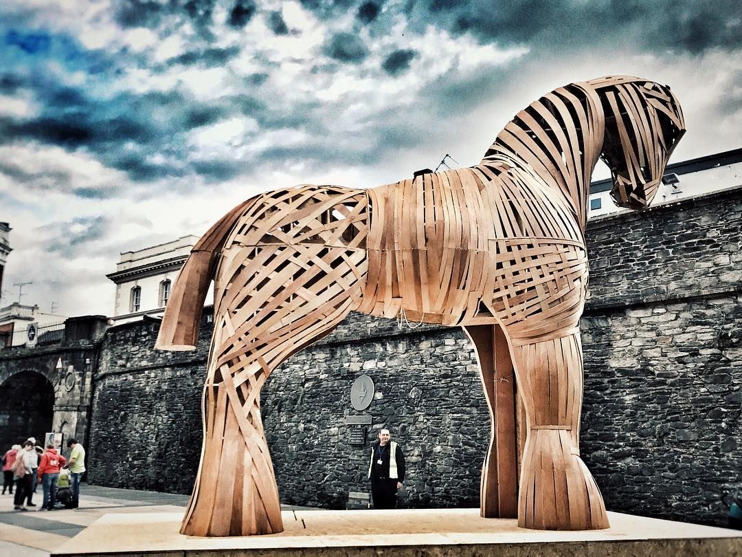https://mdw-travel-data-us-east-1.s3.amazonaws.com/img/country/Ireland/Guildhall/img_01.jpg