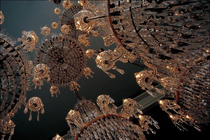 https://mdw-travel-data-us-east-1.s3.amazonaws.com/img/country/Ireland/House-of-Waterford-Crystal/img_02.jpg