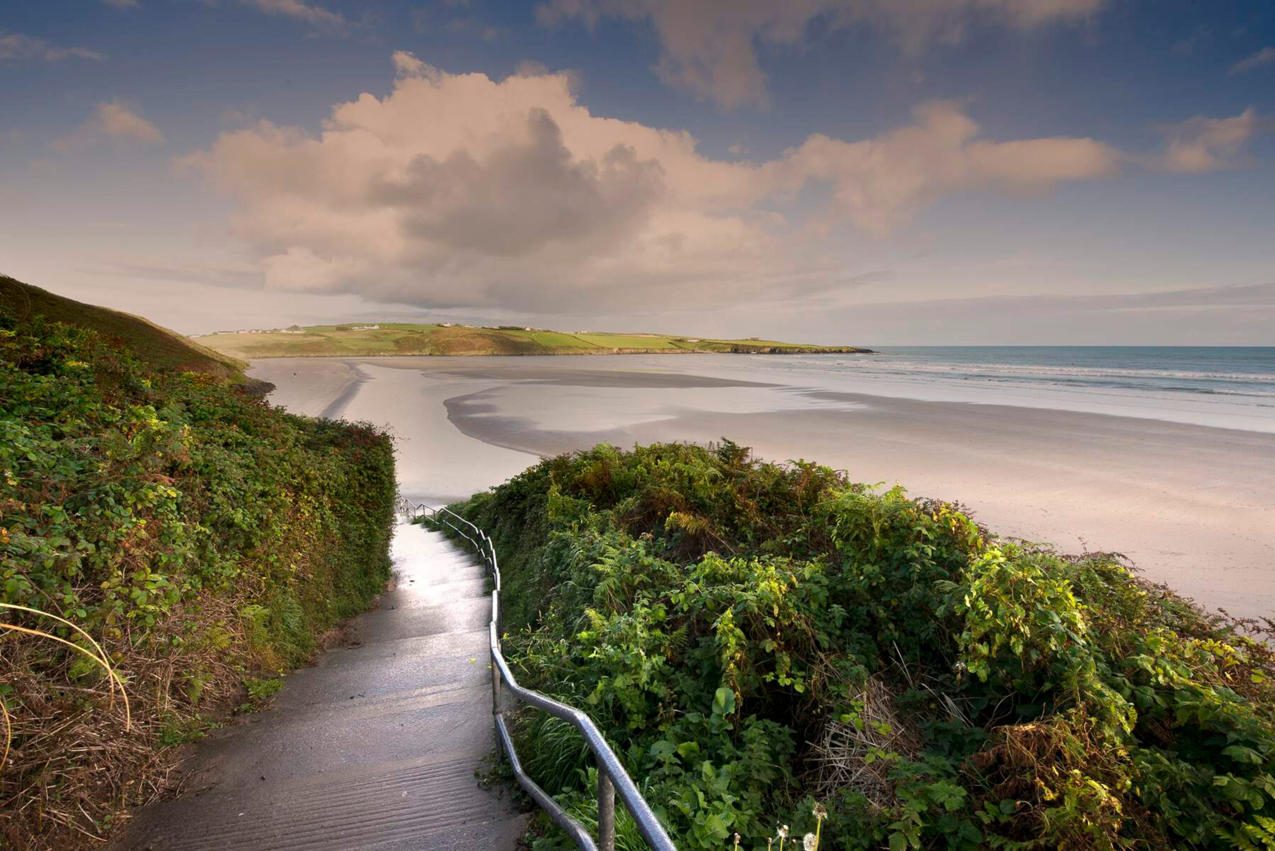 https://mdw-travel-data-us-east-1.s3.amazonaws.com/img/country/Ireland/Inchydoney-Beach/img_02.jpg