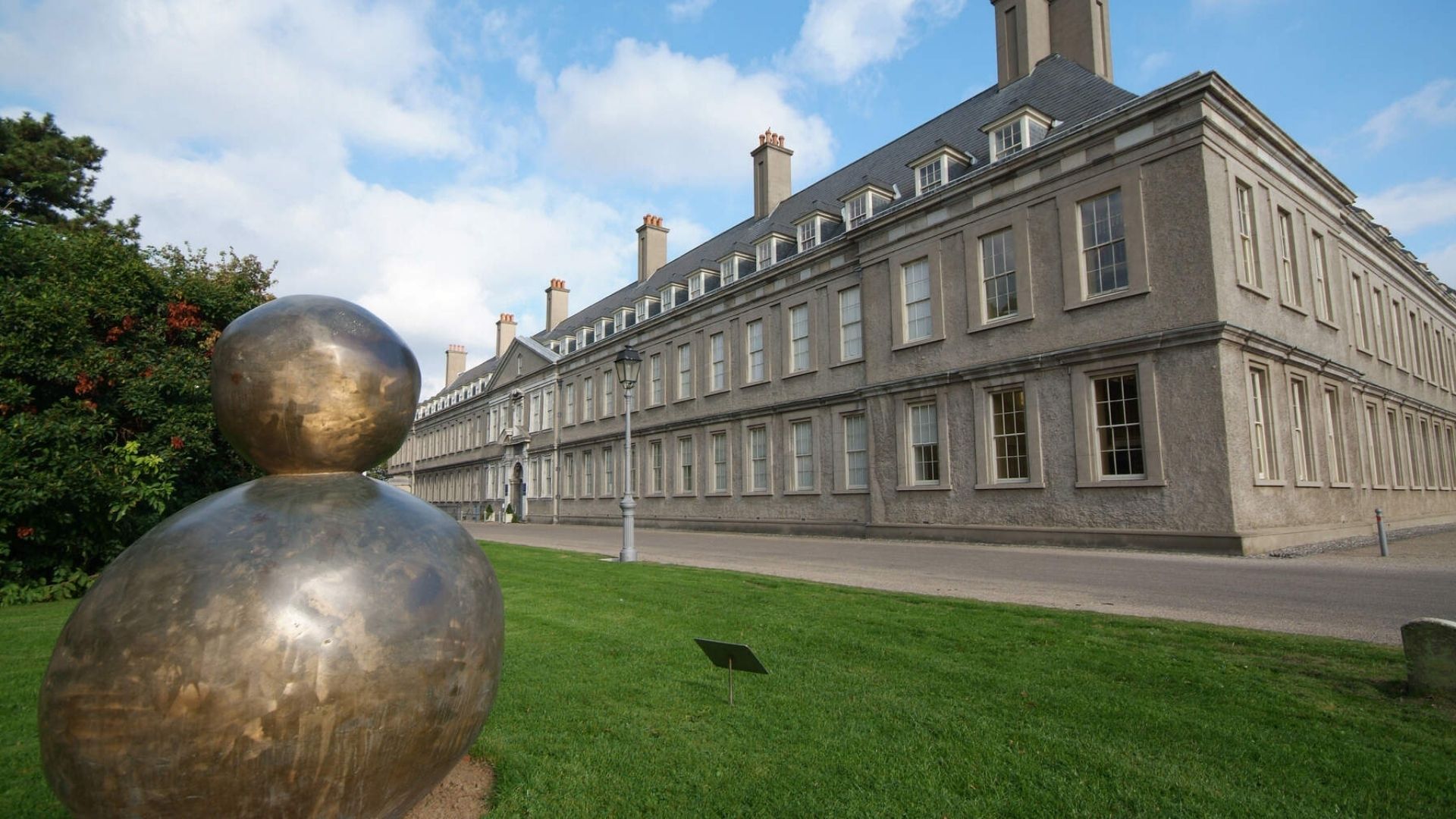 https://mdw-travel-data-us-east-1.s3.amazonaws.com/img/country/Ireland/Irish-Museum-of-Modern-Art-IMMA/img_00.jpg