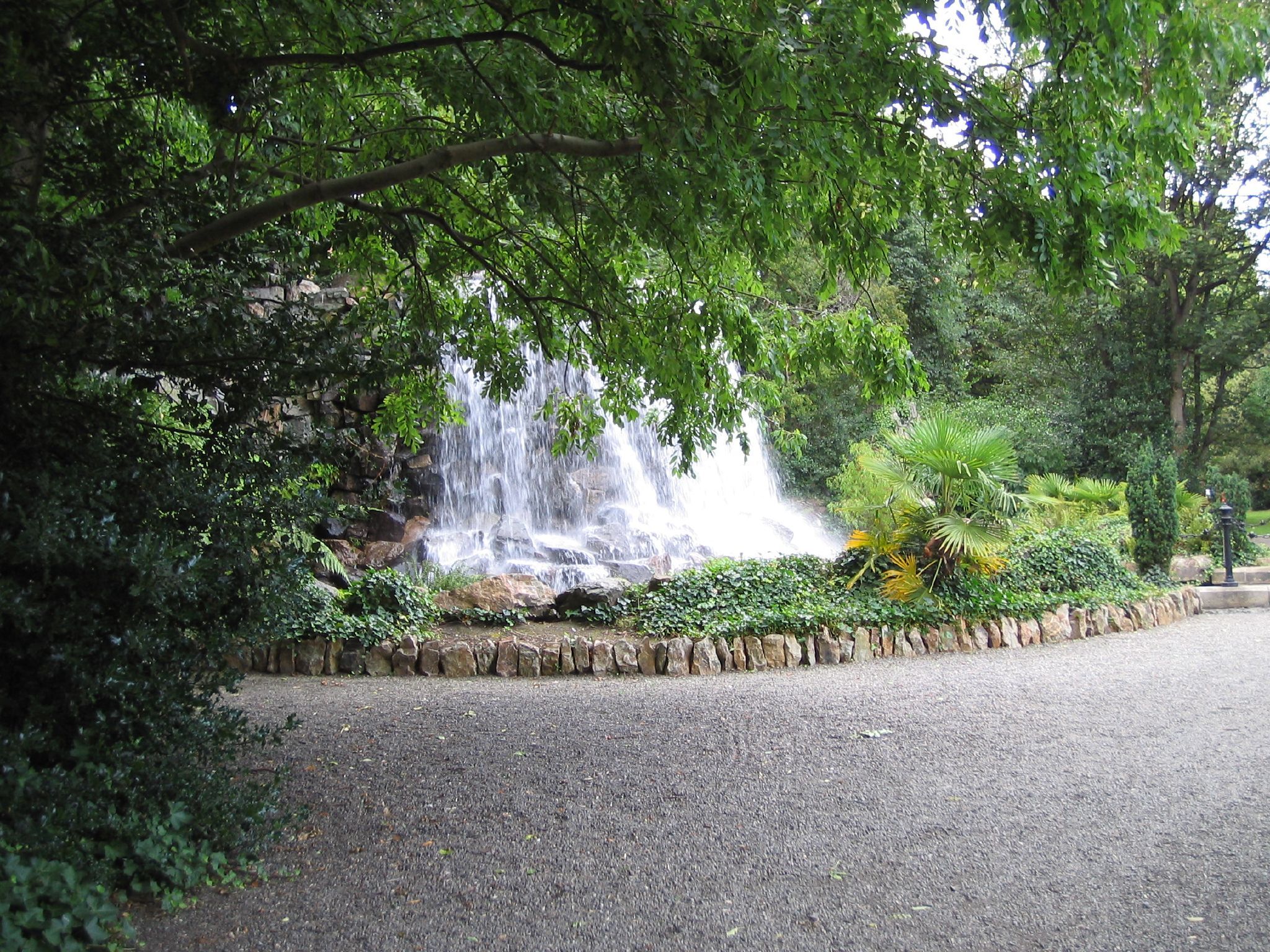 https://mdw-travel-data-us-east-1.s3.amazonaws.com/img/country/Ireland/Iveagh-Gardens/img_03.jpg