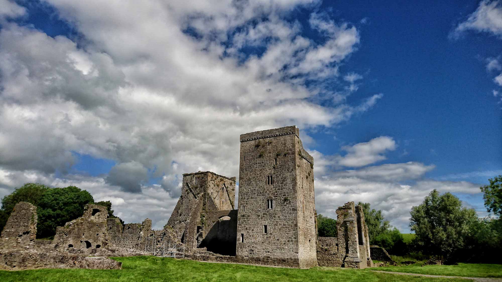 https://mdw-travel-data-us-east-1.s3.amazonaws.com/img/country/Ireland/Kells-Priory/img_03.jpg