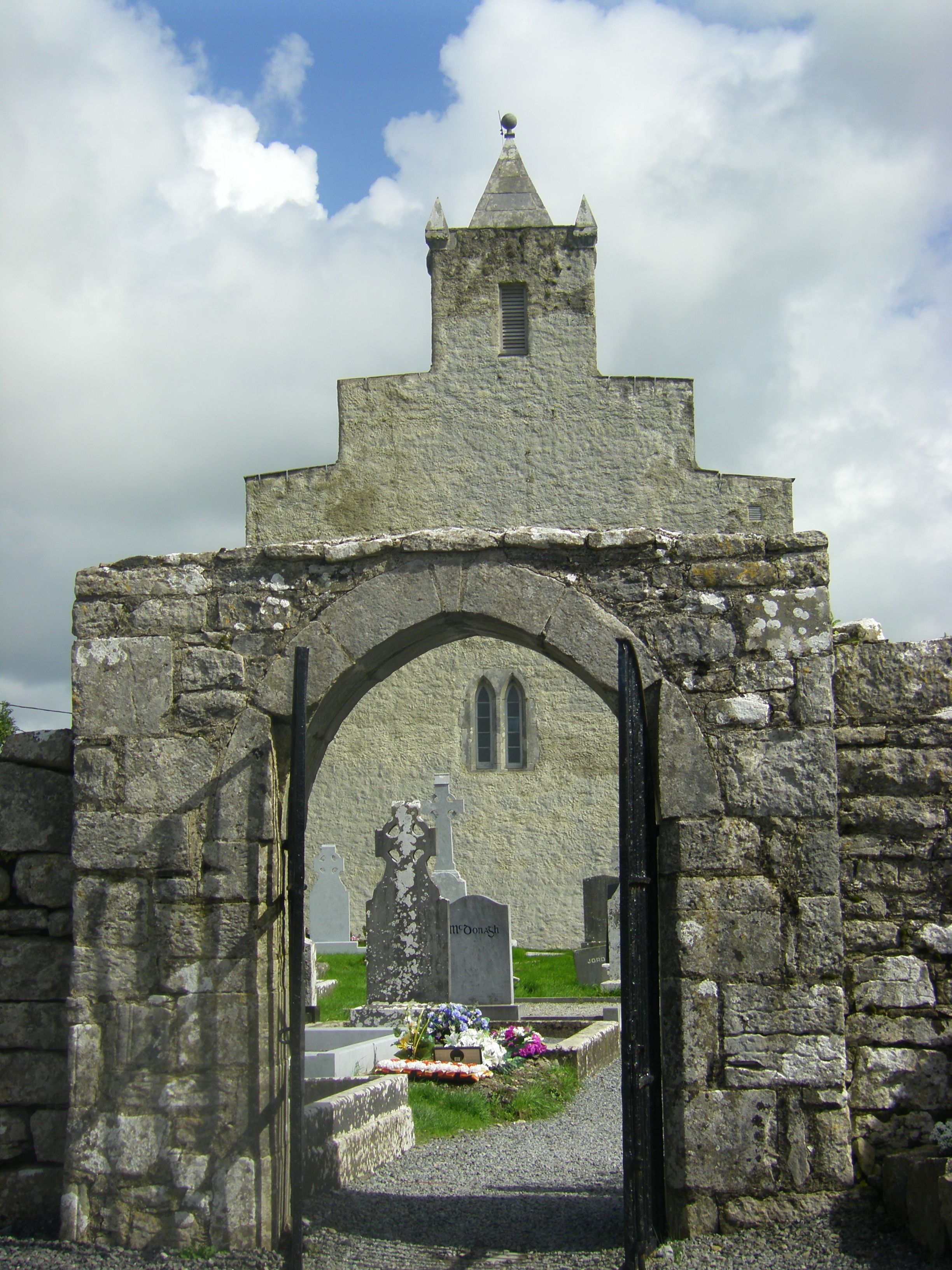 https://mdw-travel-data-us-east-1.s3.amazonaws.com/img/country/Ireland/Kilfenora-Cathedral-and-High-Crosses/img_00.jpg