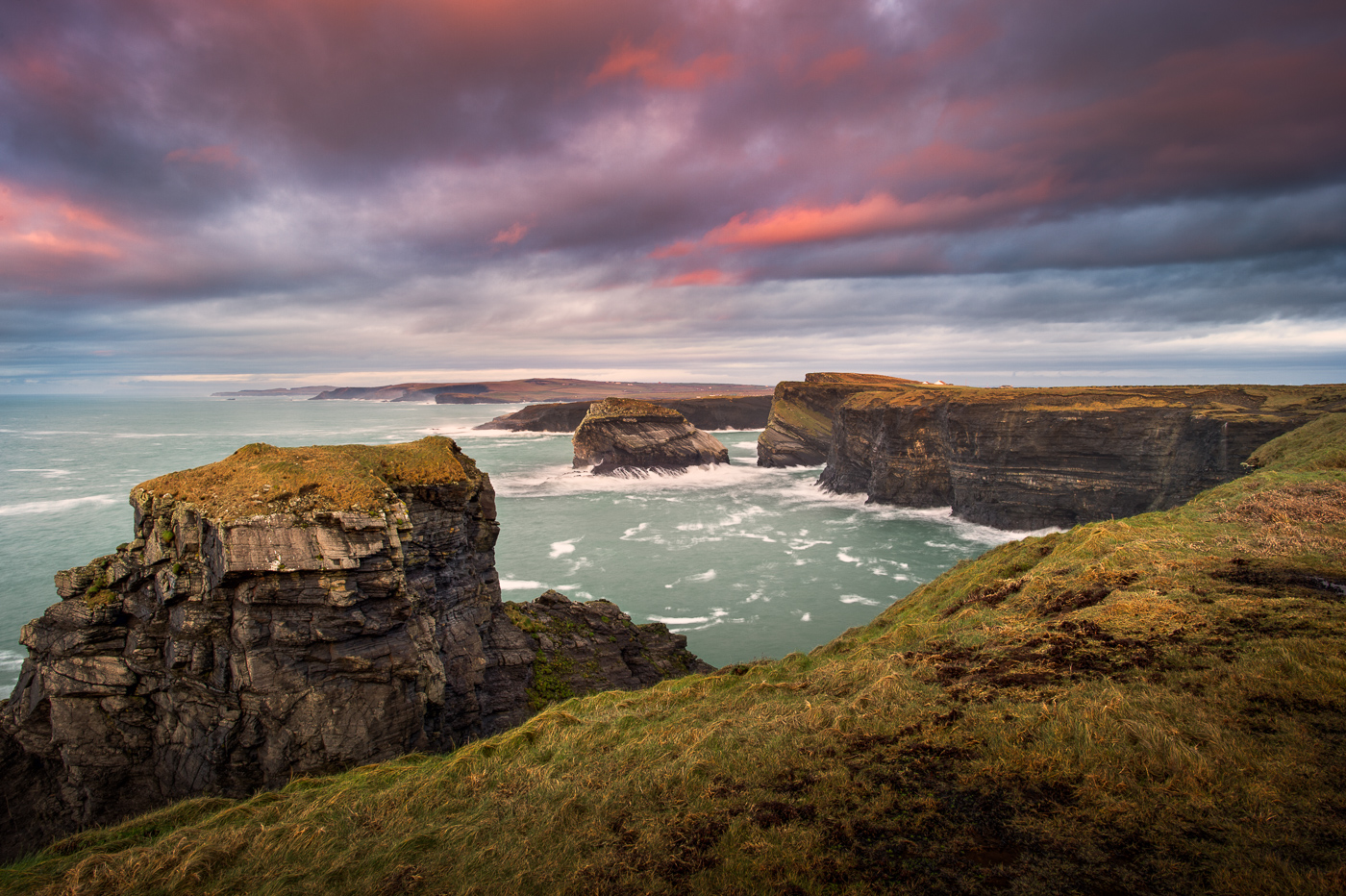 https://mdw-travel-data-us-east-1.s3.amazonaws.com/img/country/Ireland/Kilkee-Cliffs/img_00.jpg