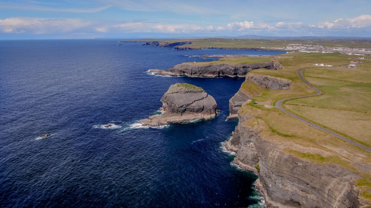 https://mdw-travel-data-us-east-1.s3.amazonaws.com/img/country/Ireland/Kilkee-Cliffs/img_03.jpg