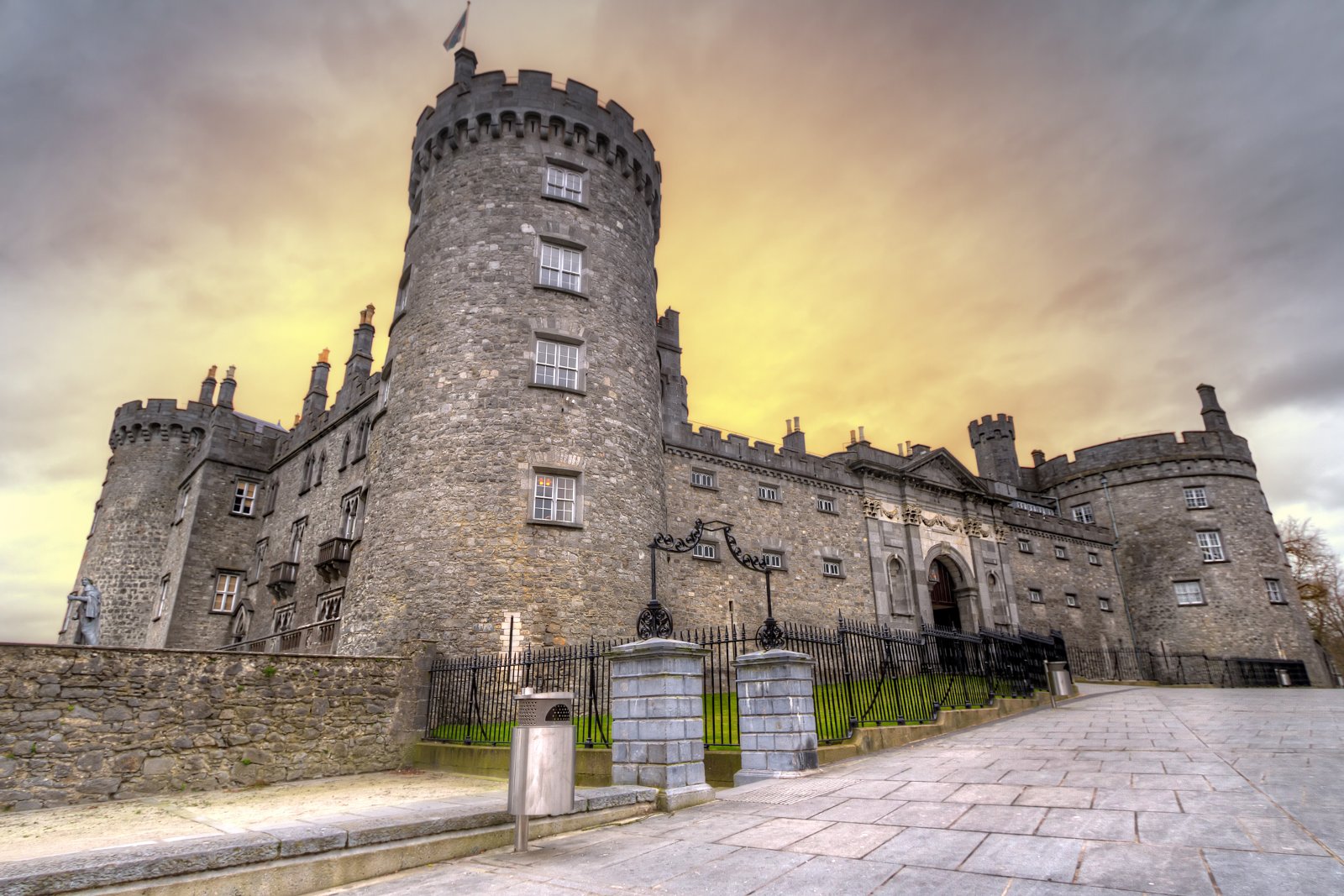 https://mdw-travel-data-us-east-1.s3.amazonaws.com/img/country/Ireland/Kilkenny-Castle/img_01.jpg