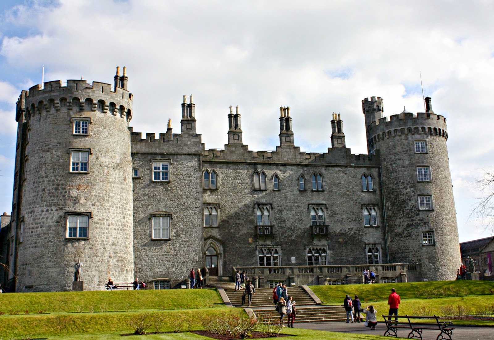https://mdw-travel-data-us-east-1.s3.amazonaws.com/img/country/Ireland/Kilkenny-Castle/img_02.jpg