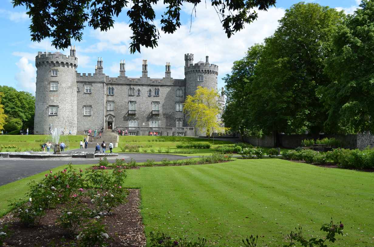https://mdw-travel-data-us-east-1.s3.amazonaws.com/img/country/Ireland/Kilkenny-Castle/img_03.jpg