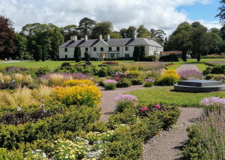 https://mdw-travel-data-us-east-1.s3.amazonaws.com/img/country/Ireland/Killarney-House-and-Gardens/img_01.jpg