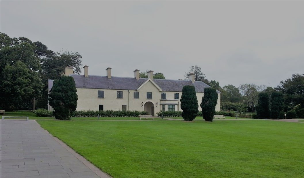 https://mdw-travel-data-us-east-1.s3.amazonaws.com/img/country/Ireland/Killarney-House-and-Gardens/img_02.jpg