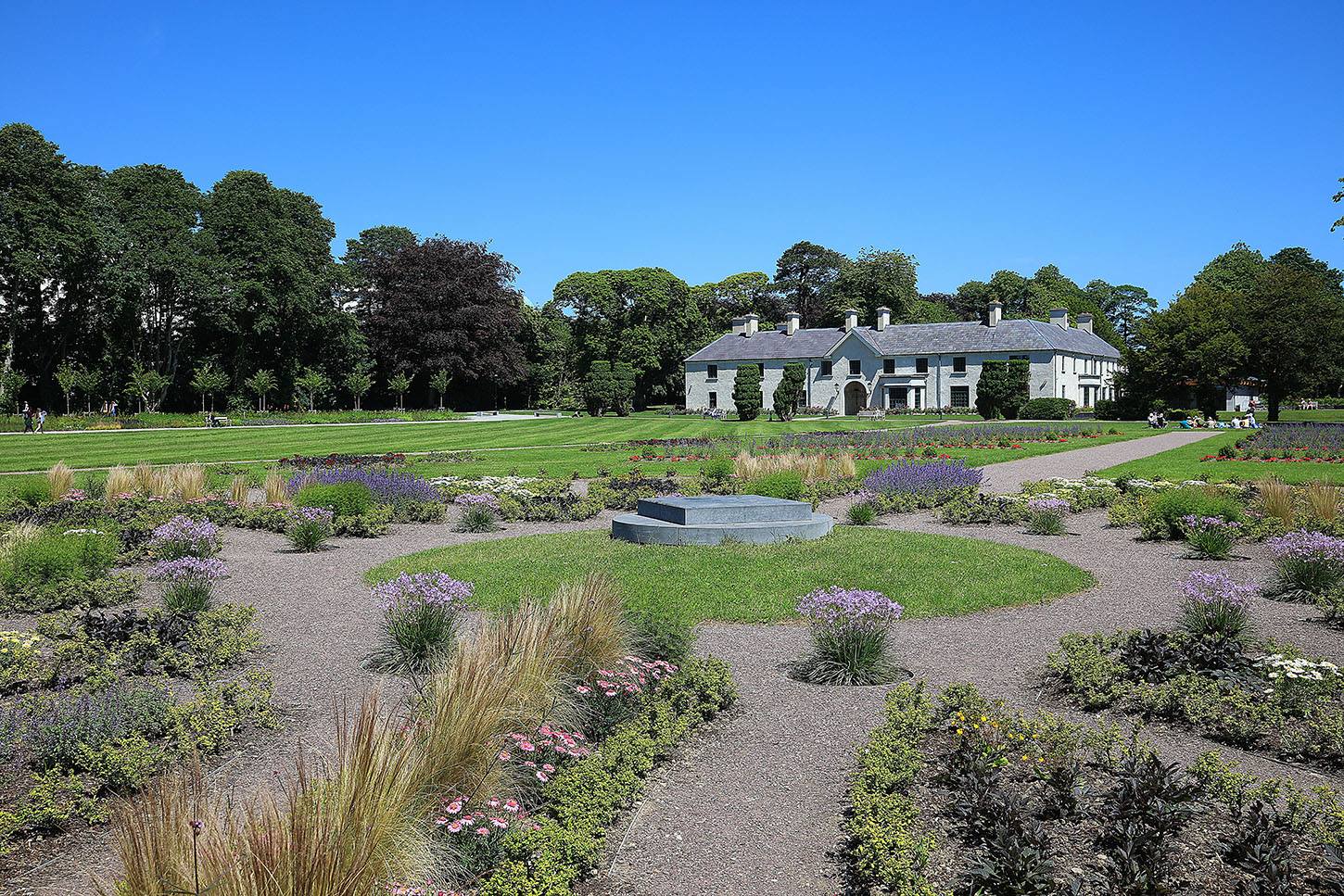 https://mdw-travel-data-us-east-1.s3.amazonaws.com/img/country/Ireland/Killarney-House-and-Gardens/img_03.jpg
