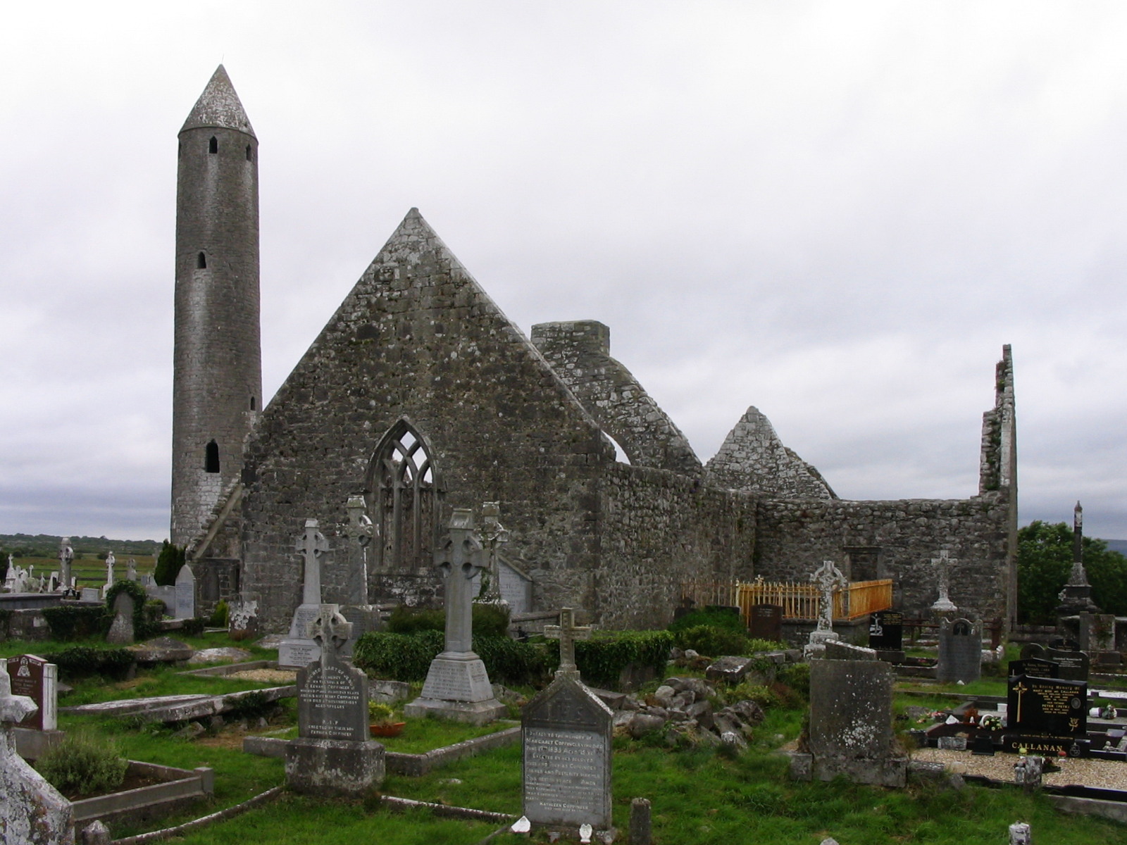 https://mdw-travel-data-us-east-1.s3.amazonaws.com/img/country/Ireland/Kilmacduagh-Monastery/img_01.jpg