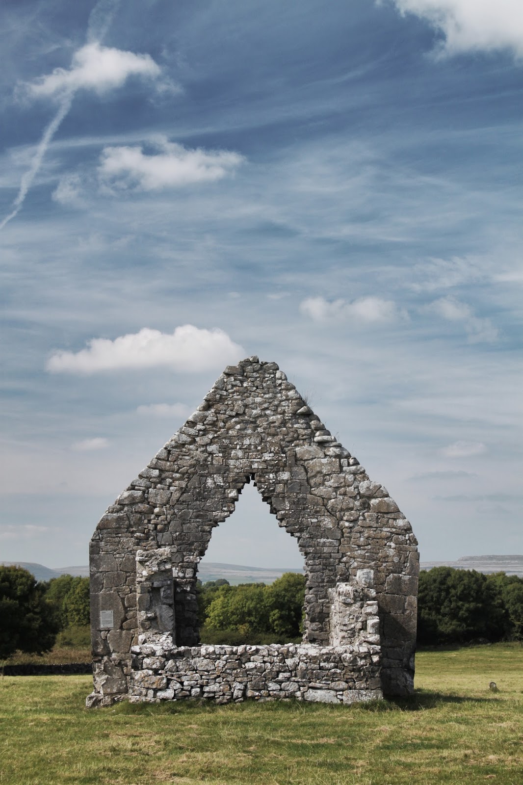 https://mdw-travel-data-us-east-1.s3.amazonaws.com/img/country/Ireland/Kilmacduagh-Monastery/img_02.jpg