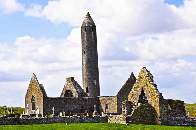 https://mdw-travel-data-us-east-1.s3.amazonaws.com/img/country/Ireland/Kilmacduagh-Monastery/img_03.jpg