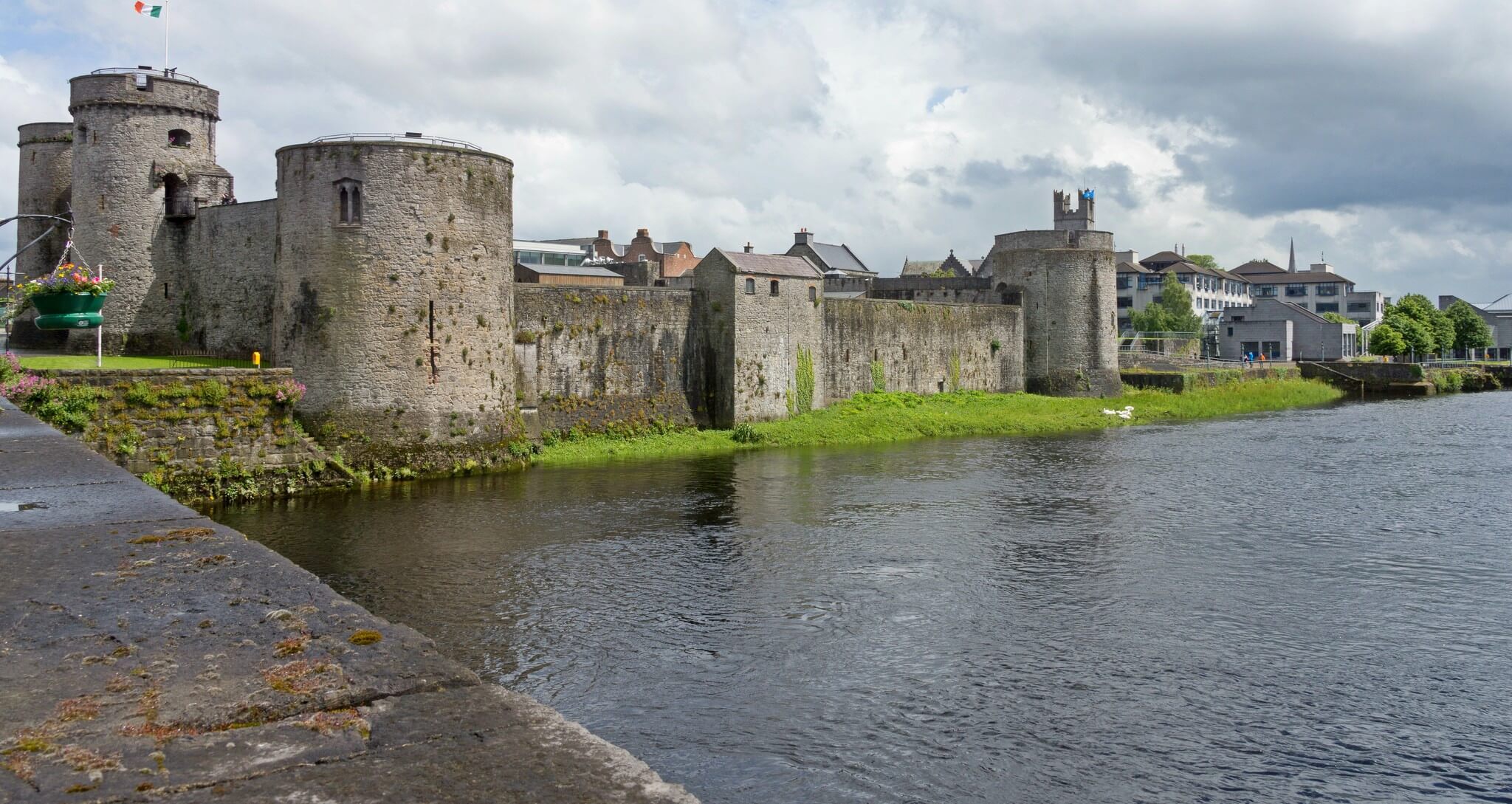 https://mdw-travel-data-us-east-1.s3.amazonaws.com/img/country/Ireland/King-Johns-Castle/img_01.jpg