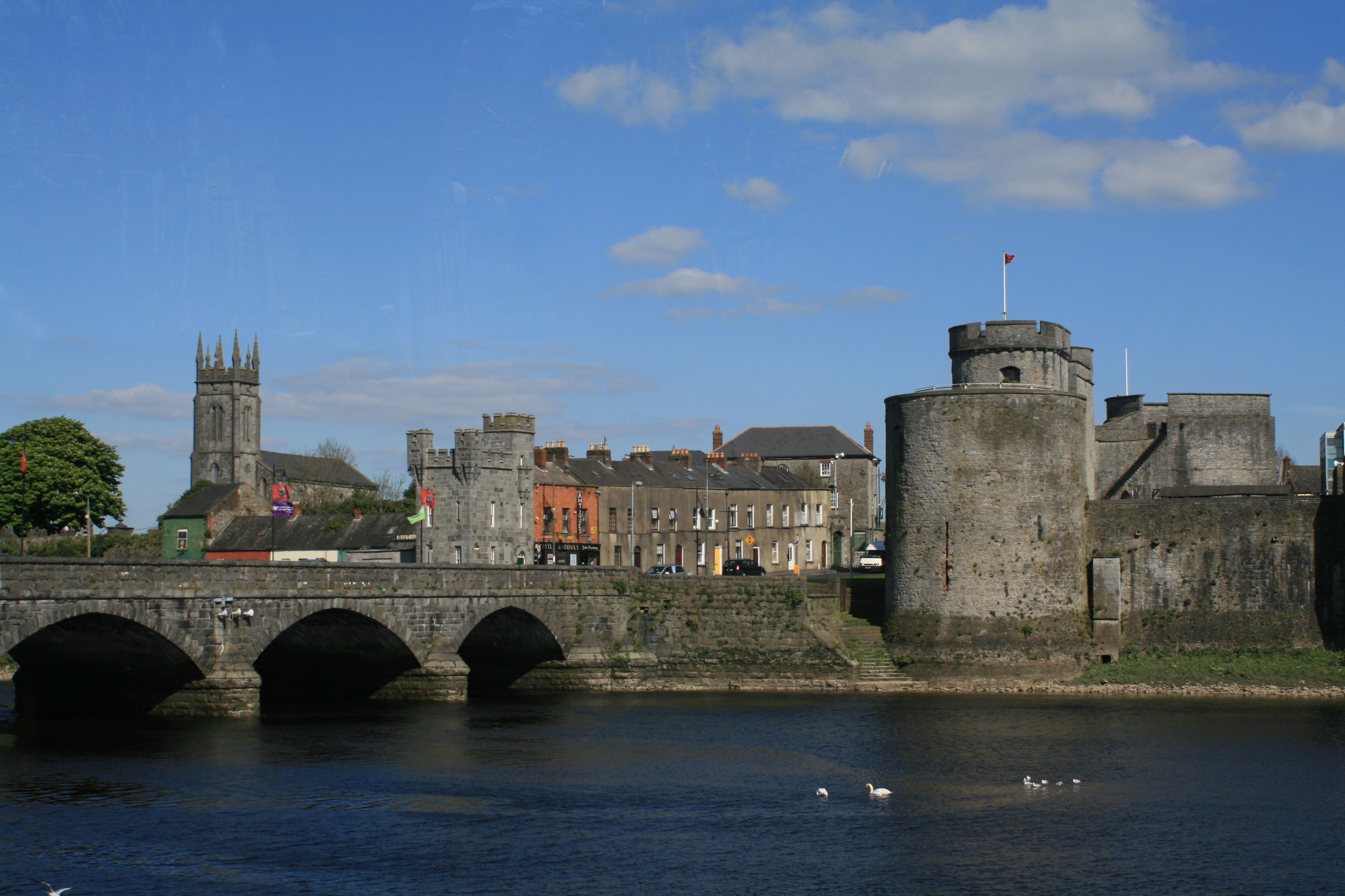 https://mdw-travel-data-us-east-1.s3.amazonaws.com/img/country/Ireland/King-Johns-Castle/img_03.jpg