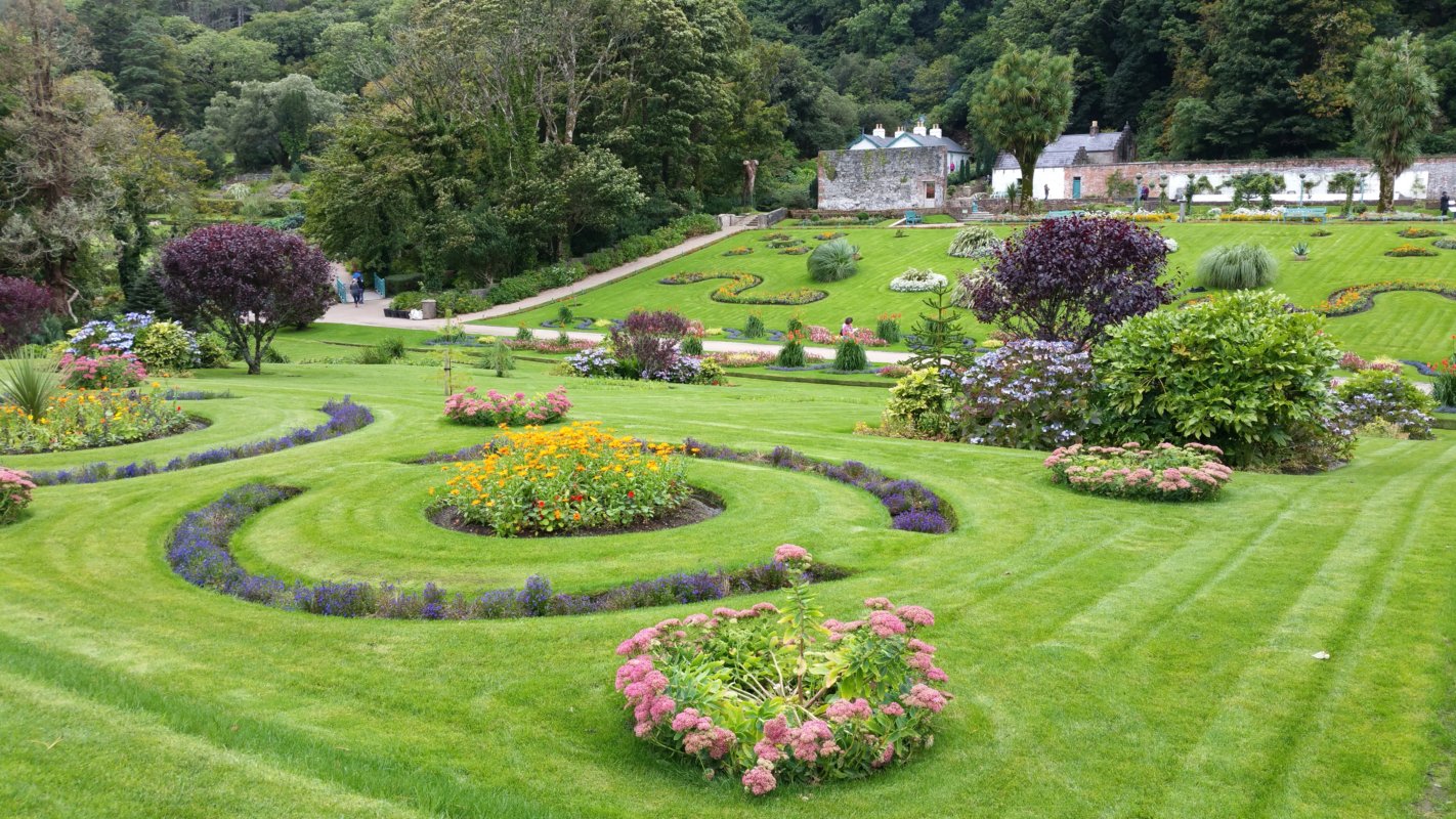 https://mdw-travel-data-us-east-1.s3.amazonaws.com/img/country/Ireland/Kylemore-Abbey-and-Victorian-Walled-Garden/img_02.jpg