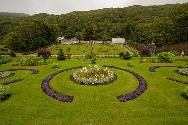 https://mdw-travel-data-us-east-1.s3.amazonaws.com/img/country/Ireland/Kylemore-Abbey-and-Victorian-Walled-Garden/img_03.jpg