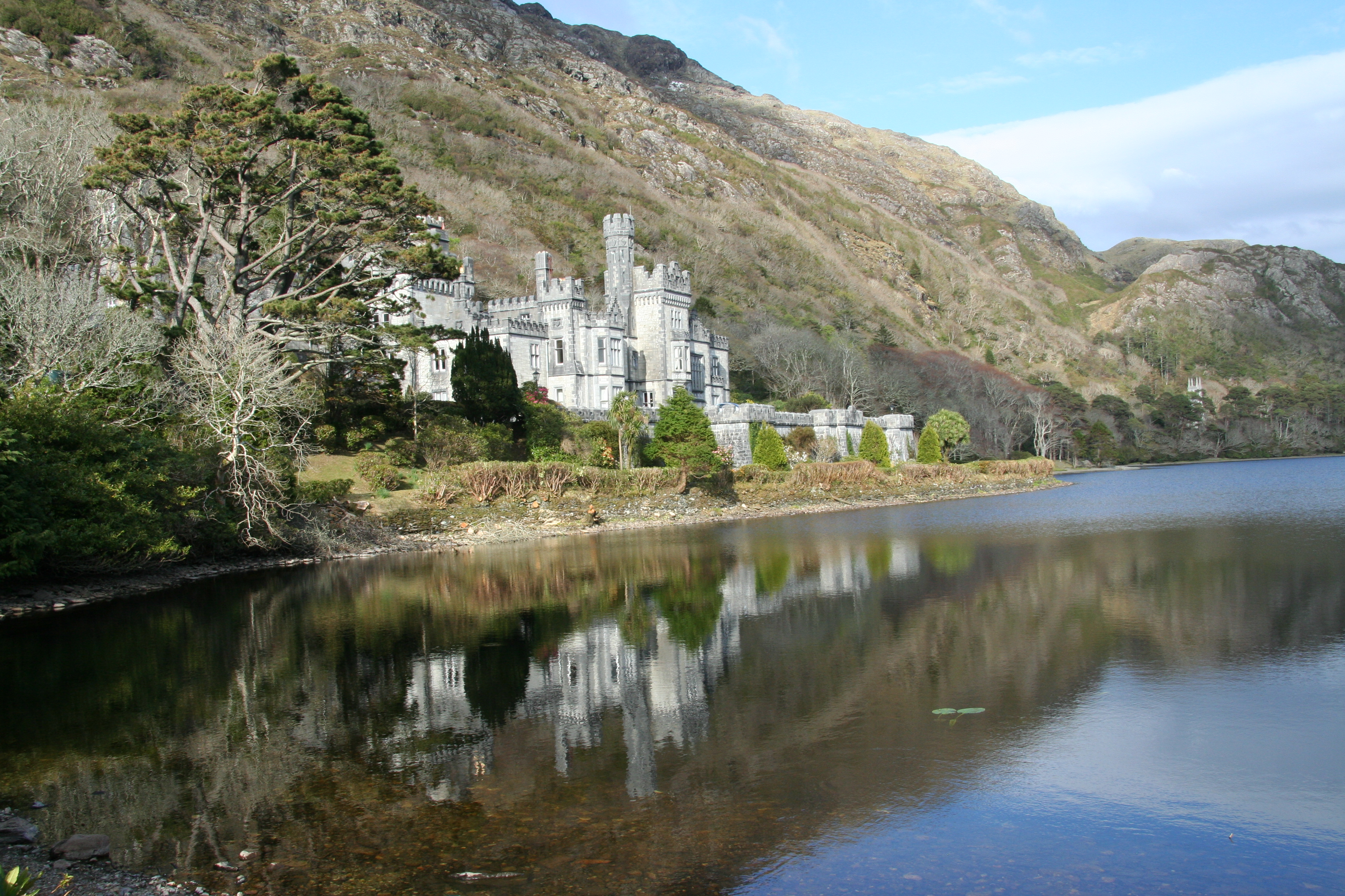 https://mdw-travel-data-us-east-1.s3.amazonaws.com/img/country/Ireland/Kylemore-Abbey/img_02.jpg