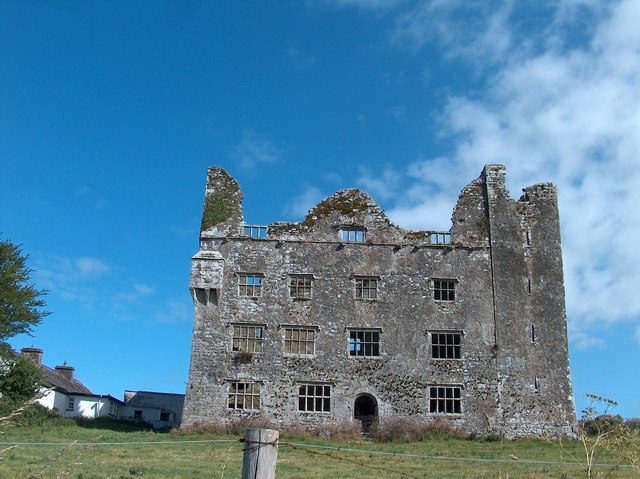 https://mdw-travel-data-us-east-1.s3.amazonaws.com/img/country/Ireland/Leamaneh-Castle/img_02.jpg