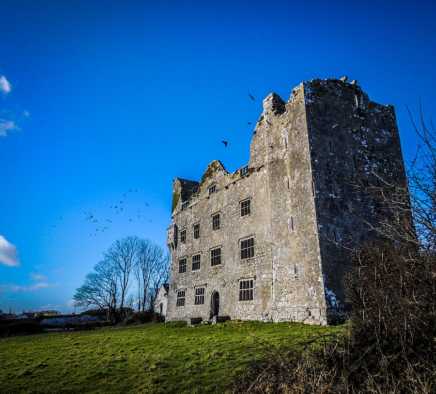 https://mdw-travel-data-us-east-1.s3.amazonaws.com/img/country/Ireland/Leamaneh-Castle/img_03.jpg