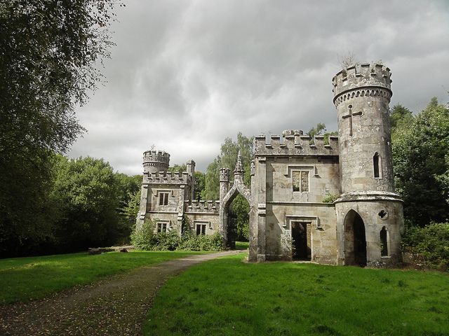 https://mdw-travel-data-us-east-1.s3.amazonaws.com/img/country/Ireland/Lismore-Castle/img_02.jpg