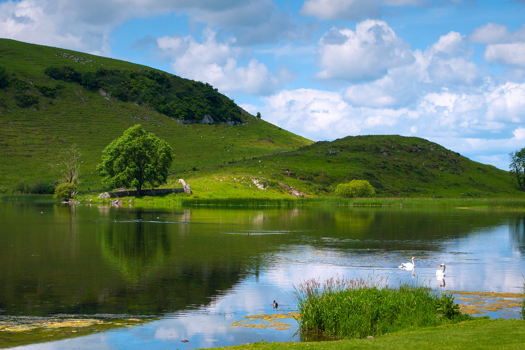 https://mdw-travel-data-us-east-1.s3.amazonaws.com/img/country/Ireland/Lough-Gur/img_02.jpg