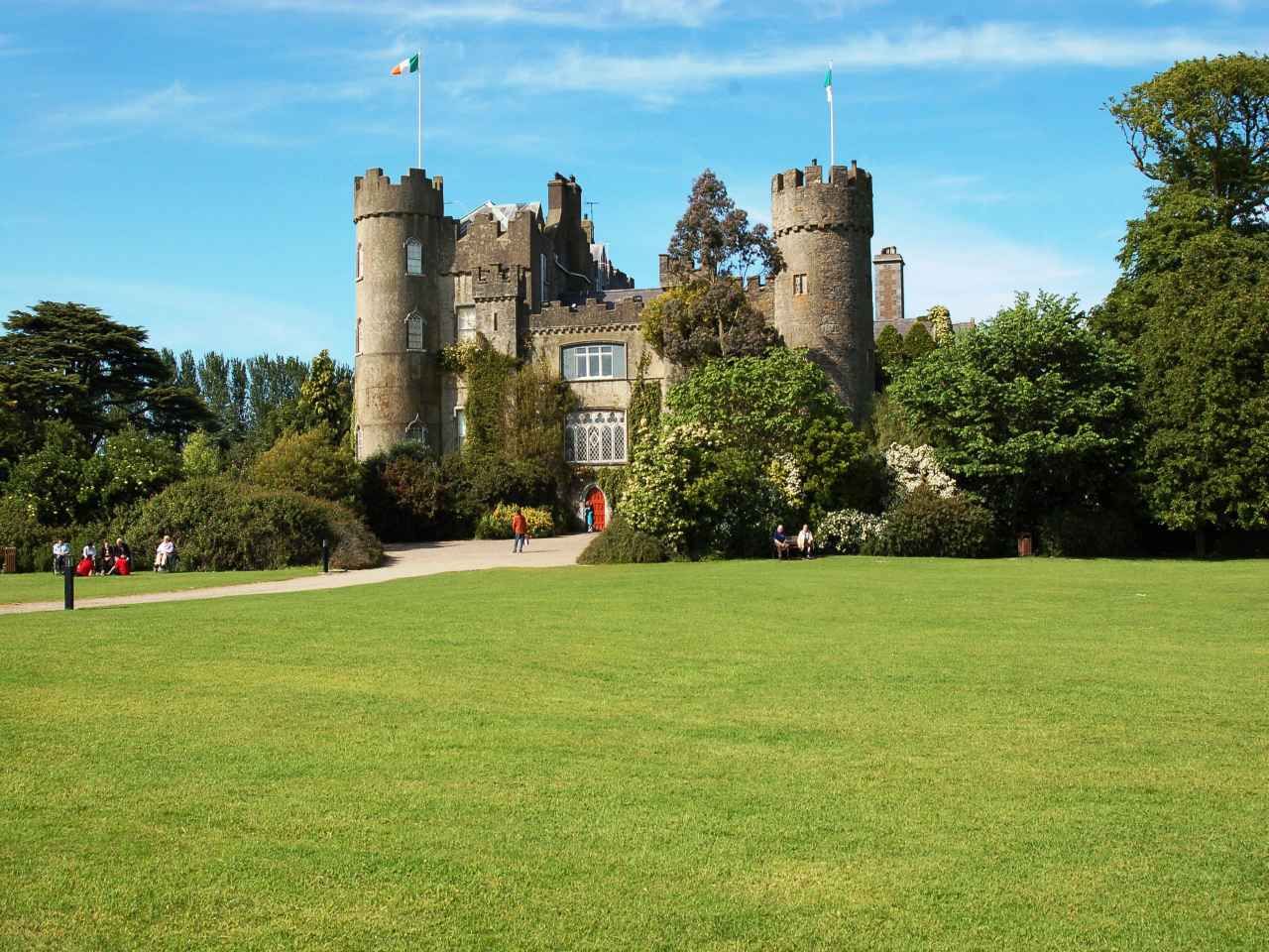 https://mdw-travel-data-us-east-1.s3.amazonaws.com/img/country/Ireland/Malahide-Castle-and-Gardens/img_01.jpg