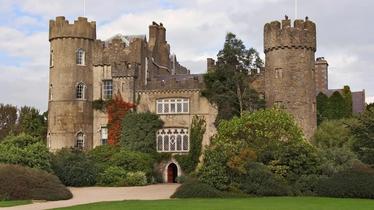 https://mdw-travel-data-us-east-1.s3.amazonaws.com/img/country/Ireland/Malahide-Yacht-Club/img_00.jpg